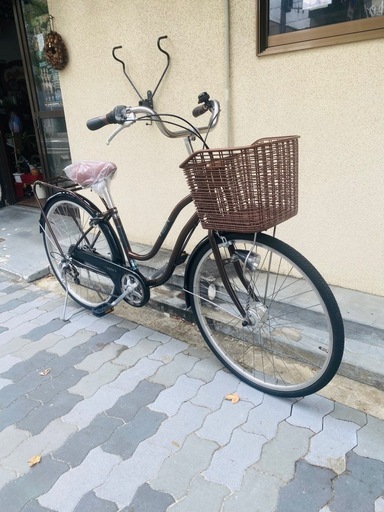 6段変速、オートライト、音鳴りしないローラーブレーキ付きの、新車で買うと35000円以上のグレードの中古自転車。主要なところは、ほぼ新