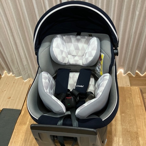 チャイルドシート（コンビ　
クルムーヴ スマート ISOFIX エッグショック 570）