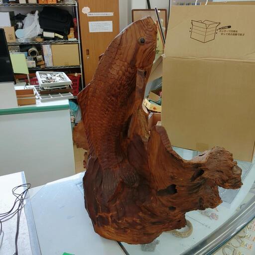 鯉の肥松の置物☆縁起物、天然木、和室、骨董品【こちらは店舗です。浜村鹿野温泉ICから3分 買取本舗 宮本リサイクル 営業時間9～19時 定休日水曜のみ←連絡できませんm(_ _)m