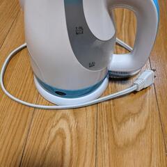 ポップなカラーでキッチンを彩る電気ケトルの画像