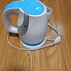 ポップなカラーでキッチンを彩る電気ケトルの画像