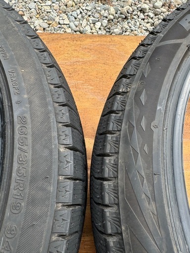 スタットレスタイヤのみ4本　BLIZZAK 265/35R19/94Qが2本と235/40R19/92Qが2本