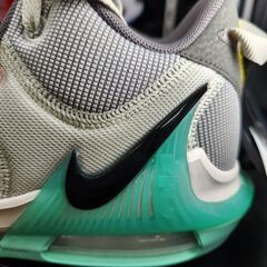 【Ｃ79】NIKE レブロンＤＭ－1122－006  26cm