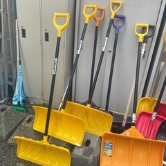 除雪用品　スノースコップ　一個500円〜1000円の画像