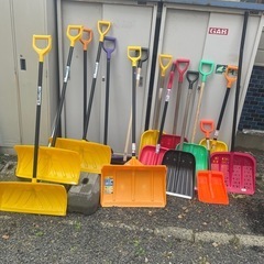 除雪用品　スノースコップ　一個500円〜1000円の画像