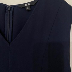 UNIQLO クレープフレアVネックワンピース 　の画像