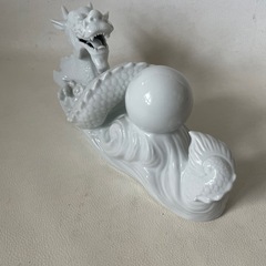 鍋島焼 繁仙作 龍 置物 白磁 如意宝珠 を持つ龍 縁起物 中古品  の画像