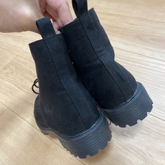 黒ショートブーツの画像