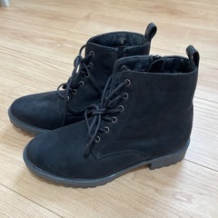 黒ショートブーツ
