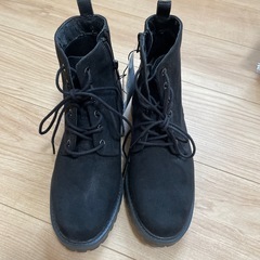 黒ショートブーツの画像