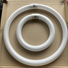 蛍光ランプ32 形と40形の画像