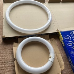 蛍光ランプ32 形と40形