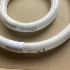 蛍光ランプ32 形と40形の画像