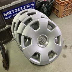 倉庫片付け中。ハイエースホイールキャップ
