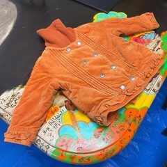 コーデュロイ　女の子　オレンジ色ジャンパーの画像