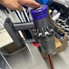 ダイソンコードレスクリーナー Dyson  SV12セット 社外スタンド付きの画像