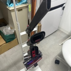 ダイソンコードレスクリーナー Dyson  SV12セット 社外スタンド付きの画像