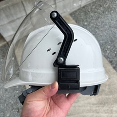フェイスカバー付きヘルメットの画像