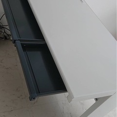 オフィスデスクW1000×D600xH700(mm) 中古品 KOKUYO製の平机 引きだしあり カラー：ホワイト W1000のシンプルな平机　札幌の画像