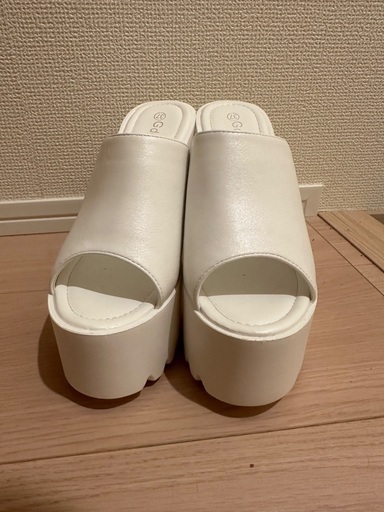 厚底サンダル　白