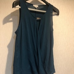 GUESSのトップス