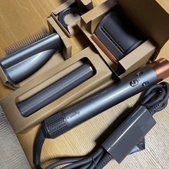 未使用に近いDyson ドライヤー　hs05