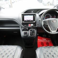 トヨタ　ヴォクシー　ＺＳ　煌【自社ローン対応不可】★1年保証★ロードサービス付　社外ＳＤナビ　地デジ　バックカメラ　Ｂｌｕｅｔｏｏｔｈ　アルパイン後席モニター　両側パワースライド　ＥＴＣ　スマートキー　アイドリングストップ　オートライト　ＬＥＤヘッドライト　純正１６ＡＷの画像