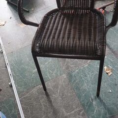 お洒落な椅子、肘掛つき、軽い椅子