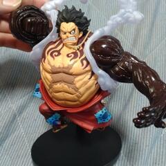 ルフィのぬいぐるみとフィギュアの画像