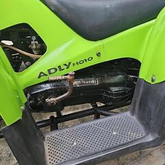 バギー50ccエンジン公道仕様車です。エンジンのかかりが悪いですが、かかると調子が良いですよ。ほとんどのりませんのでその為かと思います。予備エンジンにワイヤーと青の外装有ります。の画像