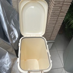 ゴミ箱/クリーム色の画像