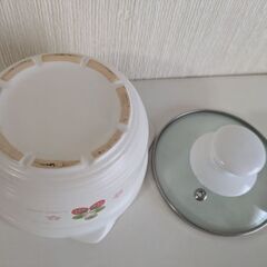 イチゴ柄の一人用蓋付き小鍋の画像