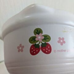 イチゴ柄の一人用蓋付き小鍋の画像