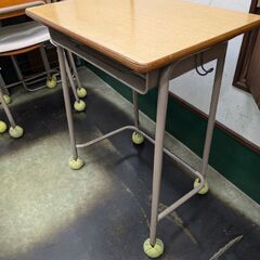 学校用机、椅子の画像
