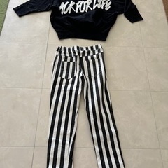 トレーナーとストレッチパンツ