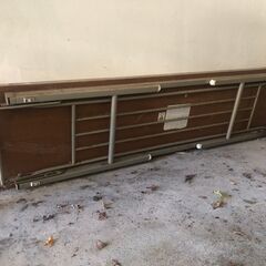 会議テーブル（幅約180cm×奥行約45cm×高さ約70cm）