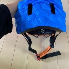 お値下げ！恐竜キッズヘルメット　　軽量！未使用ですの画像