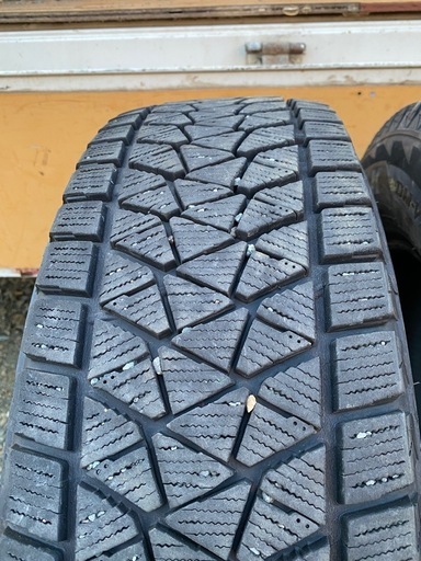 スタッドレス　ブリヂストン　DMV2　215/70r16