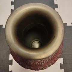 赤色彫刻装飾花瓶　アジアン雑貨　美術品の画像