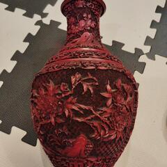 赤色彫刻装飾花瓶　アジアン雑貨　美術品の画像