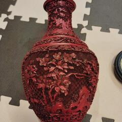 赤色彫刻装飾花瓶　アジアン雑貨　美術品の画像