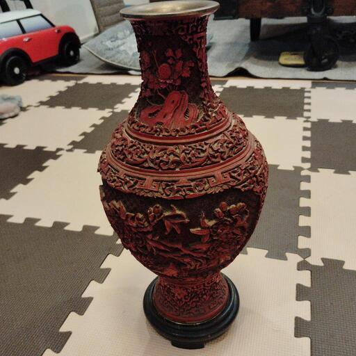 赤色彫刻装飾花瓶　アジアン雑貨　美術品
