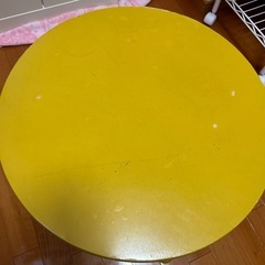 黄色のテーブル
