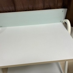 ニトリ パソコンデスクと椅子の画像