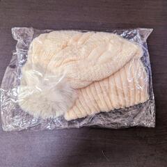 【新品未使用】ファーポンポン付き厚手ニット帽の画像