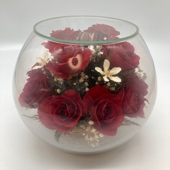 薔薇と白い花のアレンジメントの画像
