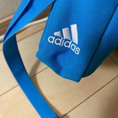 adidas ボディバッグ 青の画像