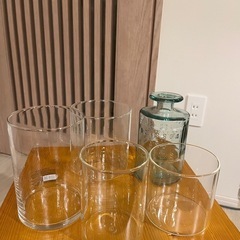 ガラスの丸い筒と花瓶