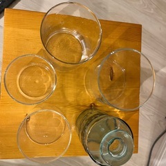 ガラスの丸い筒と花瓶の画像