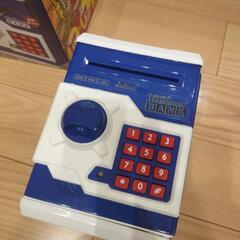 お札が吸い込まれる貯金箱＋喋るドラえもん目覚まし時計付きの画像